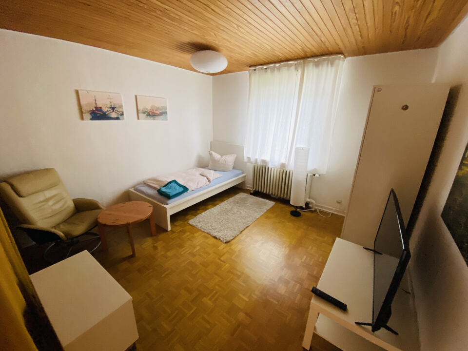 Einzelzimmer mit Fernseher