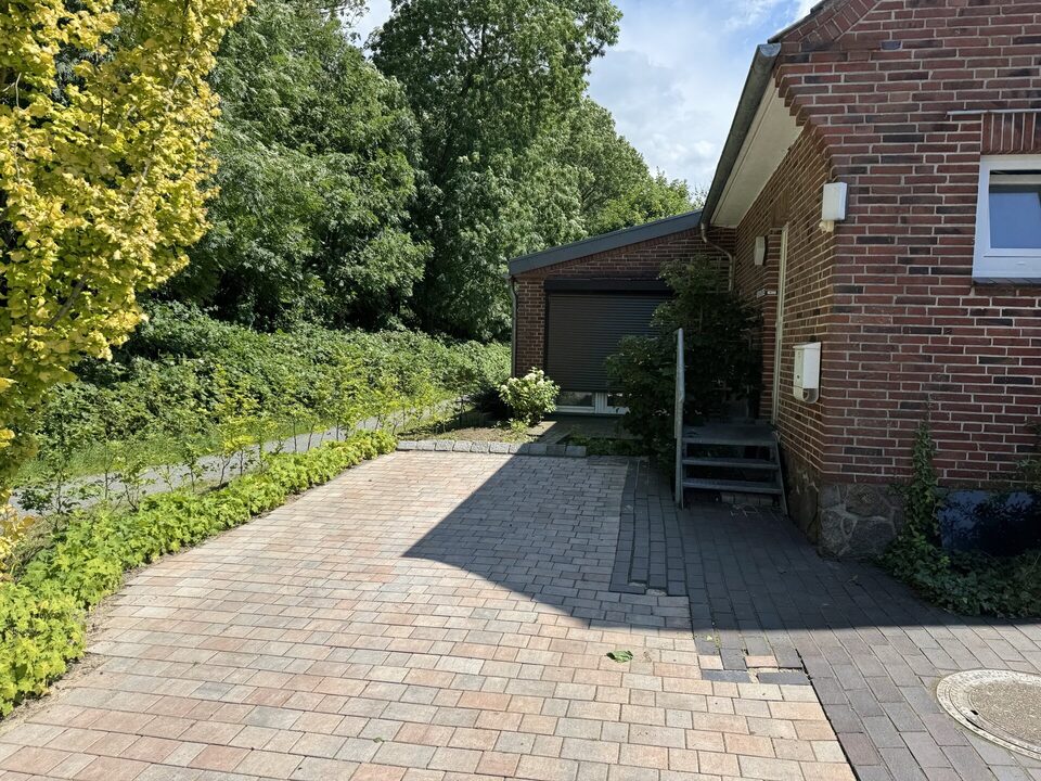 Neu gepflasterte Auffahrt, hinten der Eingang zur NORDSEE